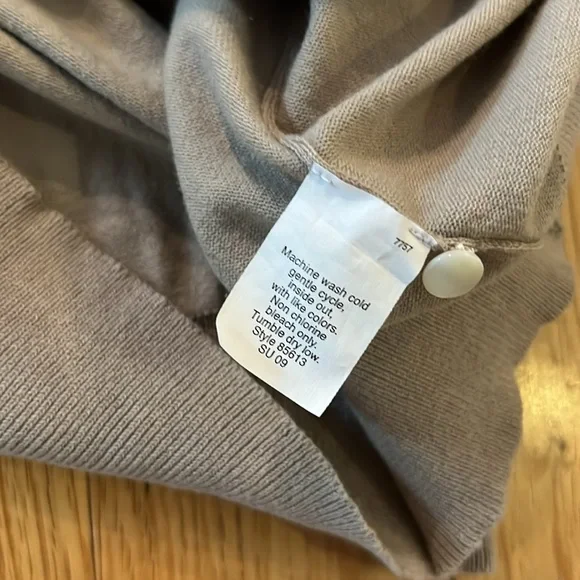 🔥 J Crew cardigan beige tan white button, used but good shape. Size tag removed - Picture 5 of 6